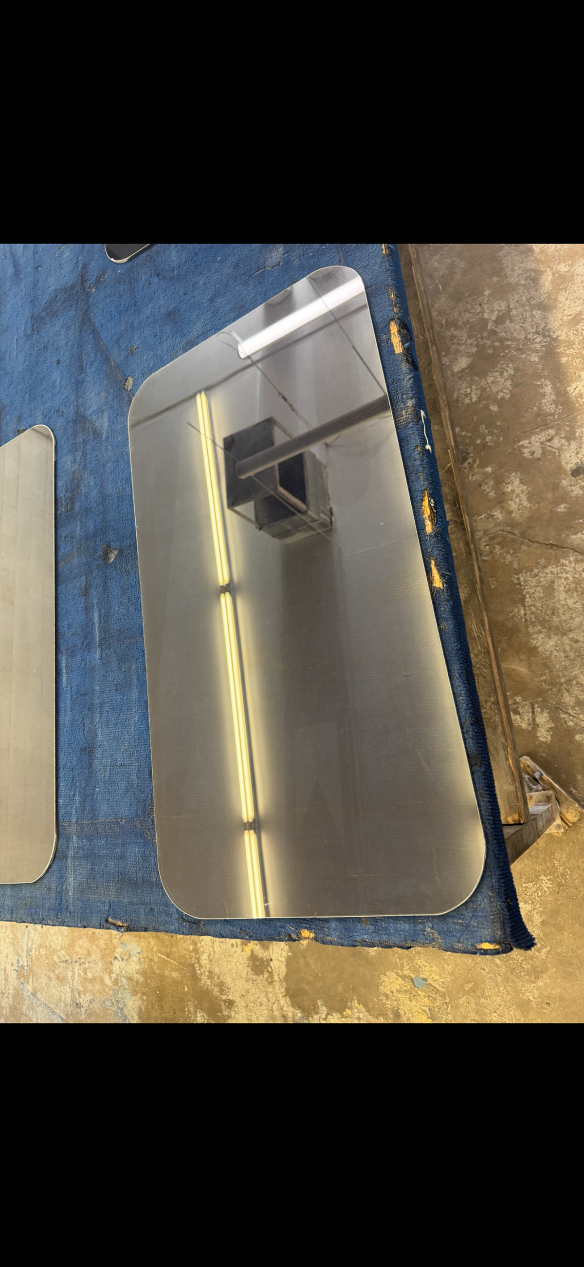 Peterbilt 579 Back Glass Window – Custom Cut Gray Laminated 18-3/4" x 35-11/16"
